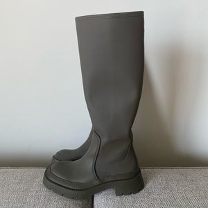 Zara rain boots in size 36 in khaki green